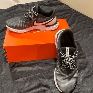 WOMEN'S NIKE REVOLUTION 5 EXT RUNNING SHOES